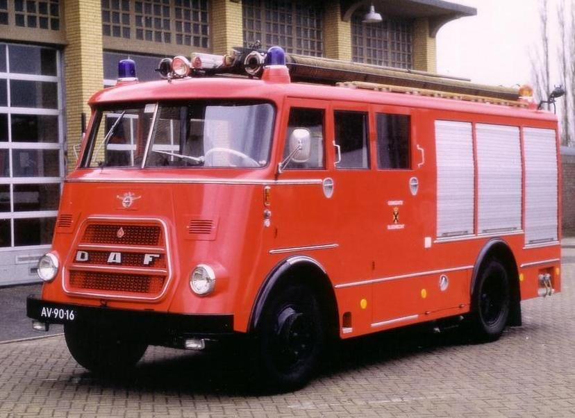 Historische DAF geparkeerd in Sliedrecht voor brandweerkazerne